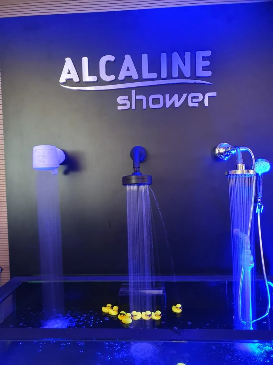 Ducha Alcaline Shower em exposição, com a água correndo