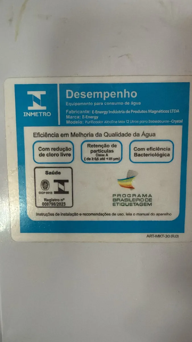 Etiqueta de Desempenho do INMETRO colada no purificador, com o registro 008798/2023