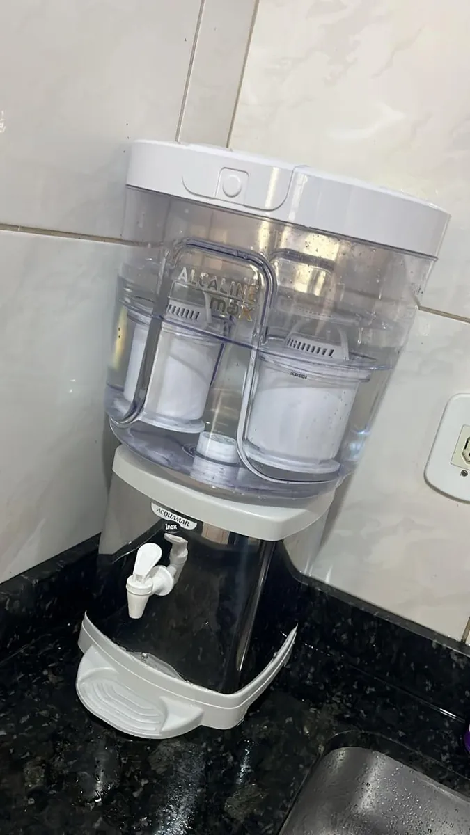 Purificador Alcaline MAX com base branca e-Energy ao lado da pia