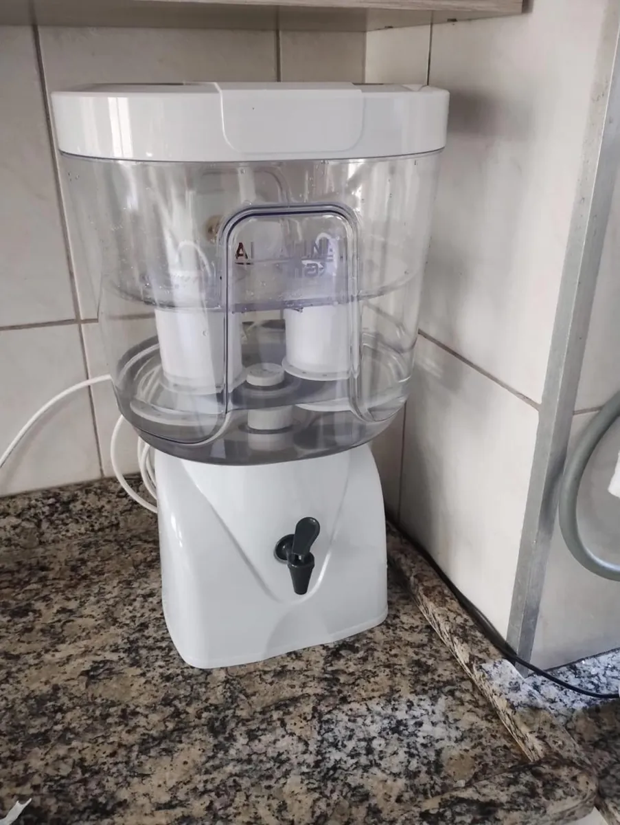 Kit com Base Simples instalado numa cozinha, sobre bancada de granito